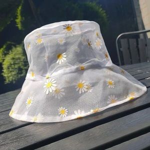 White mesh daisy bucket hat